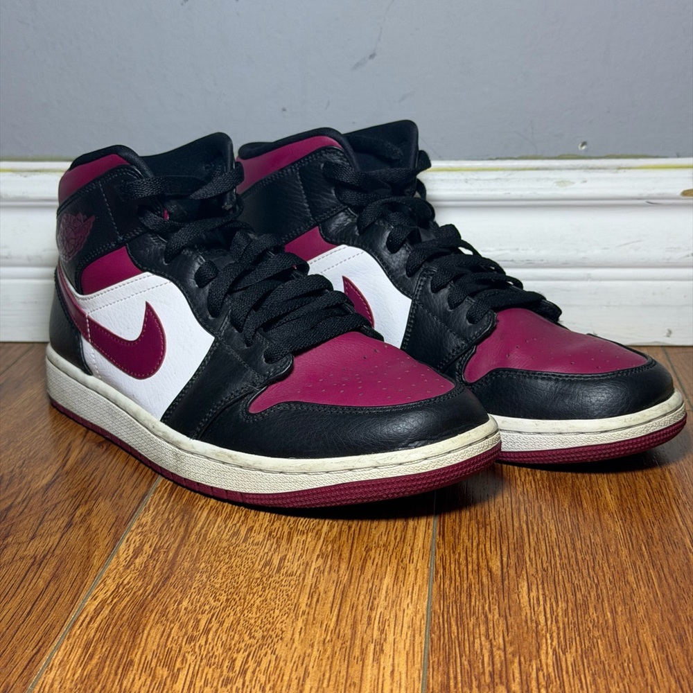 Air Jordan 1 Mid (Noble Red)